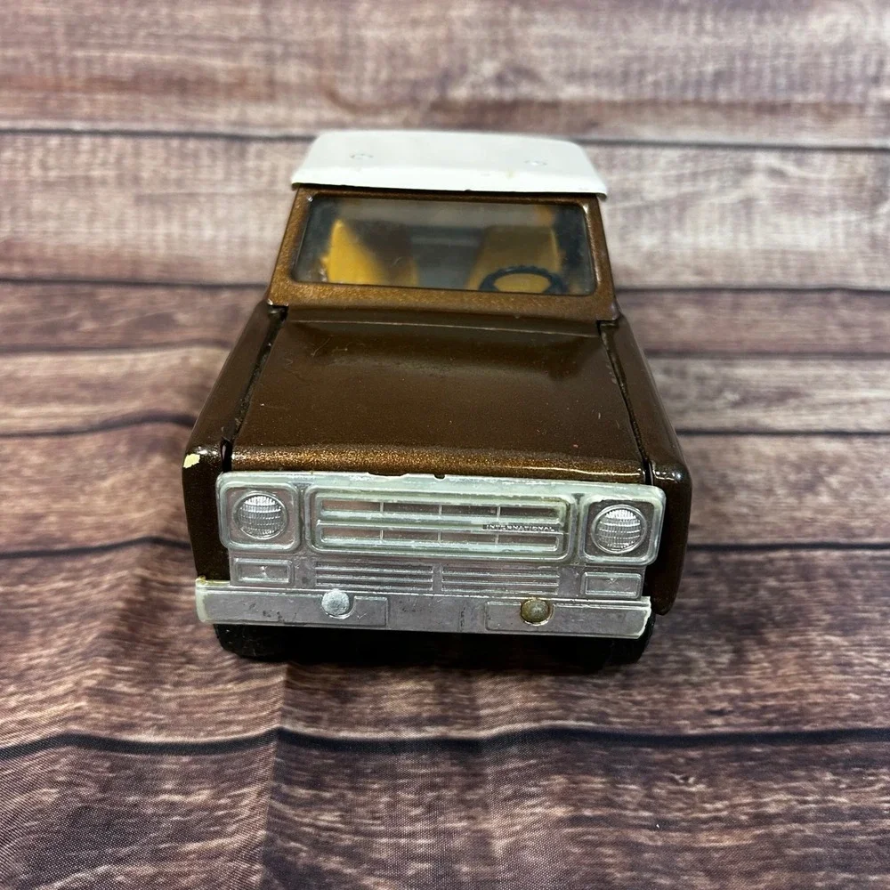 Vintage Ertl International Scout II Brown Terra Pickup Truck and Horse Trailer